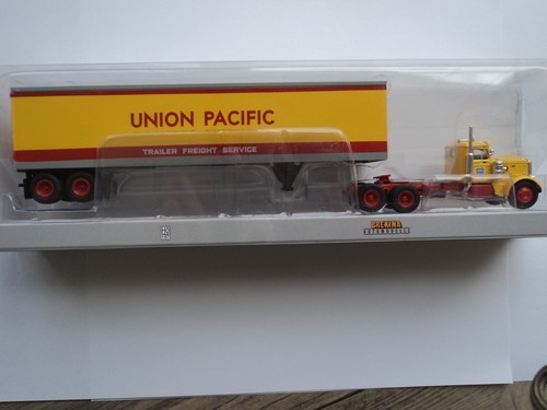 BREKINA 1955 PETERBILT 281 TRACTOR TRAILER UNION PACIFIC HO 1/87 PLASTIC - Picture 2 of 2