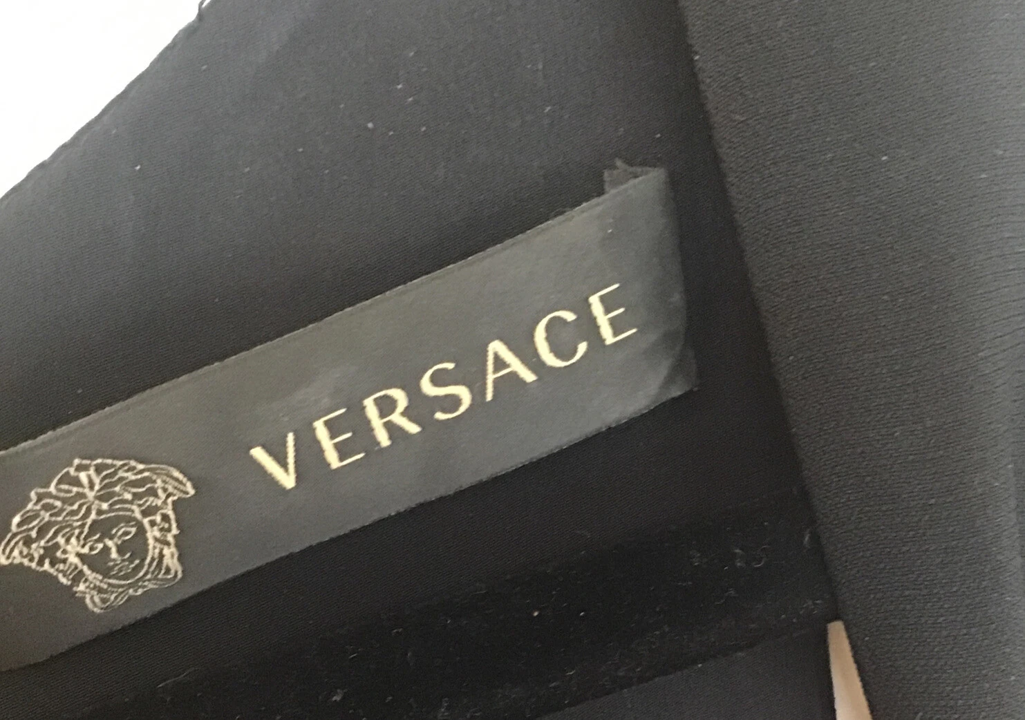 Abito Versace nero senza maniche pattinatore finiture in pelle collo a V orlo irregolare XS 38