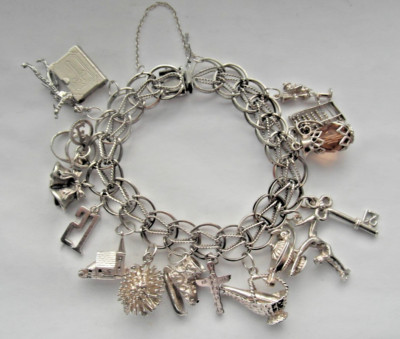 ausgefallenes Vintage Silber Bettelarmband mit 15 Charms, mit einem Herz Vorhängeschloss