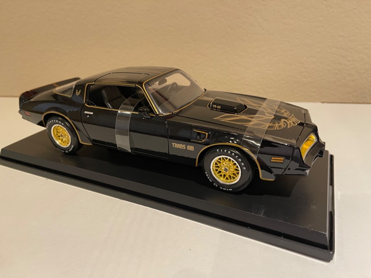 1/18 Maisto Pontiac Firebird Trans Am Black with Gold trim