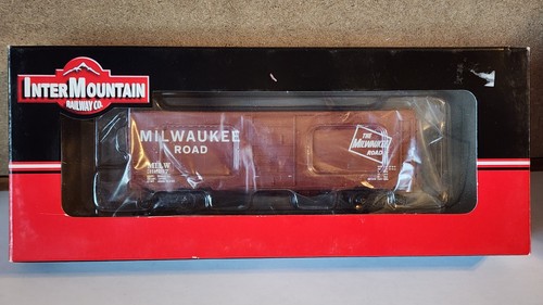 Milwaukee Road 40' PS-1 Boxcar 6' Puerta Superior 39967 Intermountain 45472-02 HO | Zustand: New