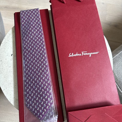 Corbata de seda morada Salvatore FERRAGAMO en caja de presentación y bolso