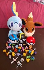 POKEMON SOFT TOYS, MINI FIGURES & POKE BALLS BUNDLE