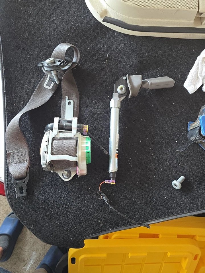 Chevrolet Malibu 2016-2019 conjunto retractor cinturón de seguridad delantero conductor marrón oscuro Foto 3 de 4