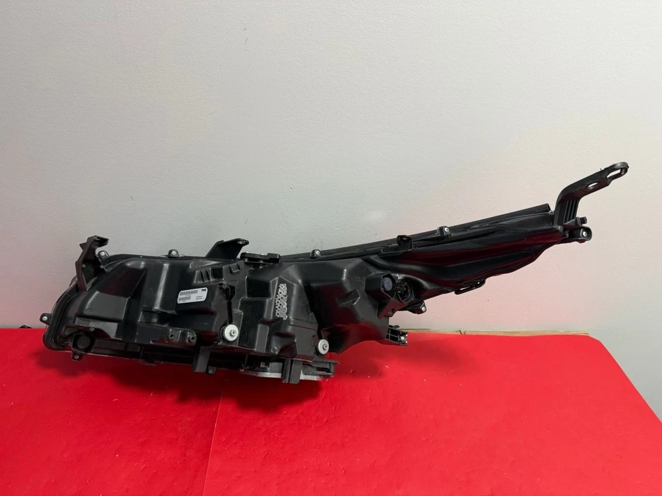 Faro LED pasajero derecho TYC Toyota Prius Prime modelos 2017-2021 Foto 4 de 4