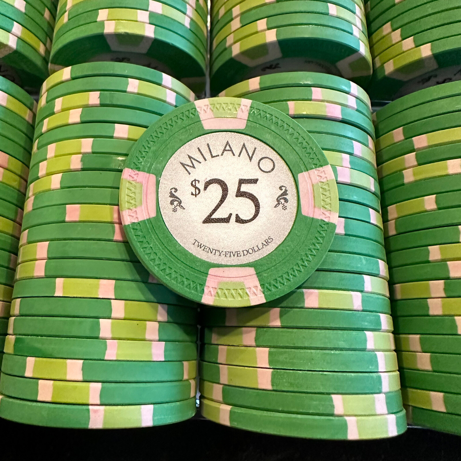 1000PC MILANO POKER CHIP SET W/ ACRYLIC CASE & 2 KEM 100 PLASTIC CARDS