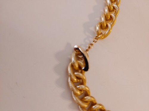Vtg 1975 AVON "Gilded Links" Textured Gold Tone Chunky Chain Necklace 25" #22323 - Picture 3 of 4