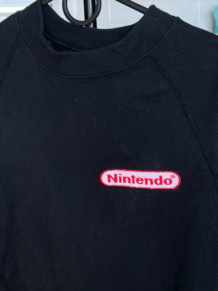 Sudadera Vintage Años 90 Nintendo Cuello Redondo EE. UU. Negra Talla Mediana Juegos Años 90 Foto 2 de 4