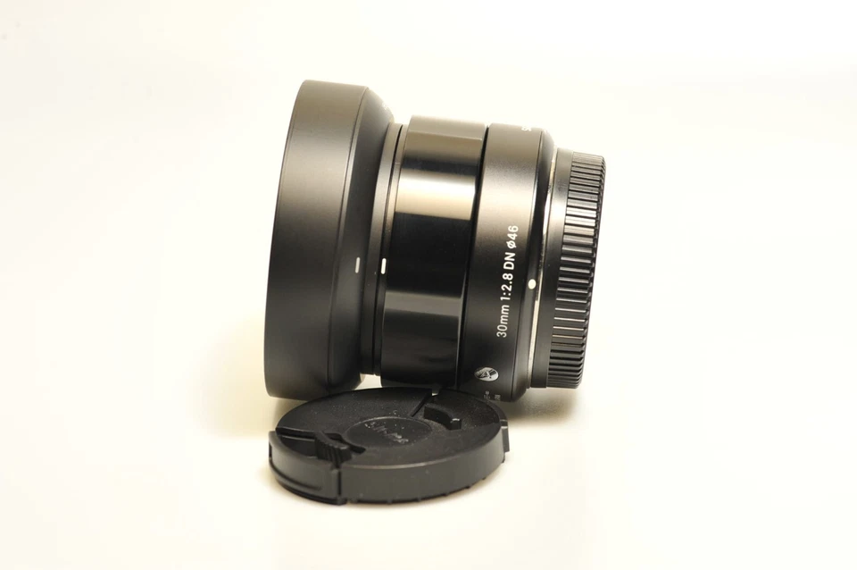 Sigma Art 30mm F2.8 DN for M4/3 "Good" w/Hood Black 013 [50350534] - Image 2 of 4
