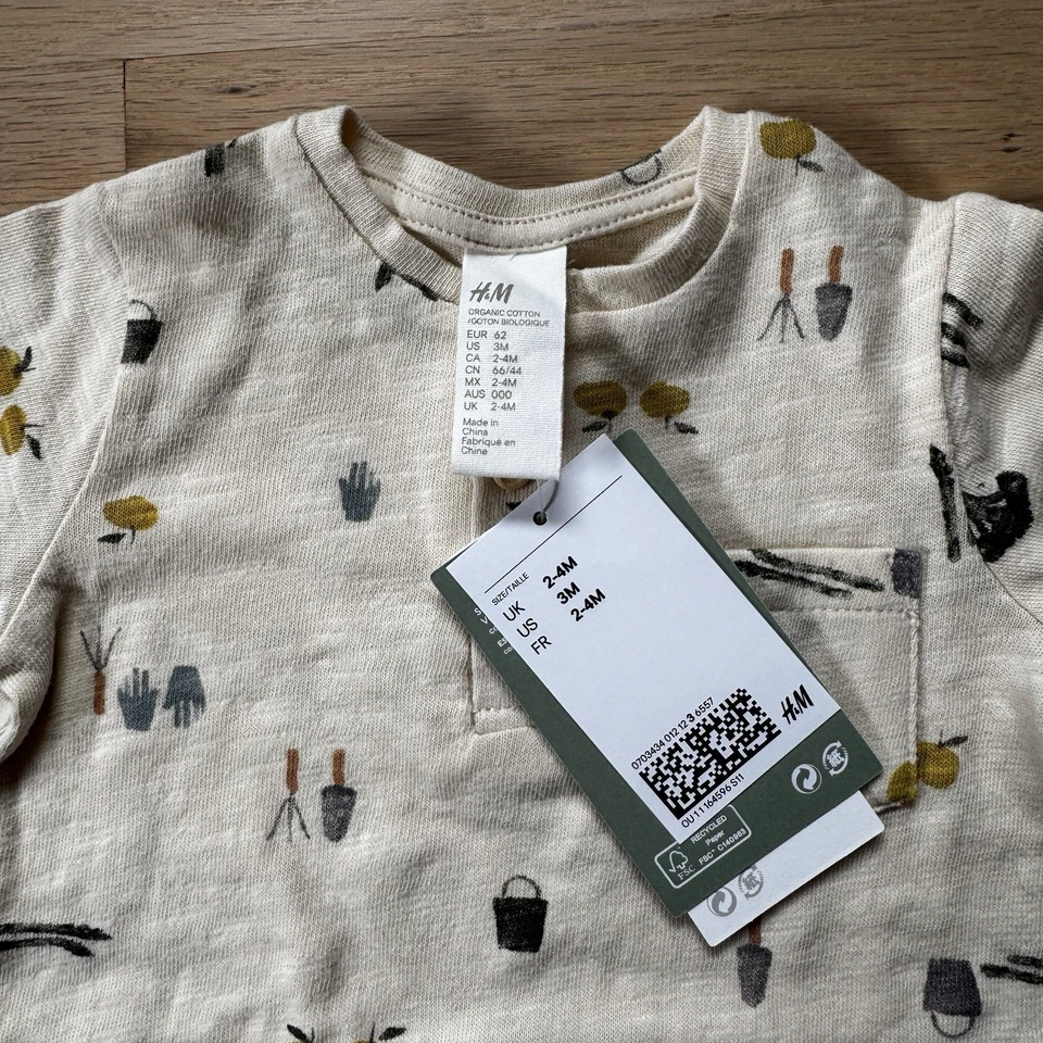 NUEVO CON ETIQUETAS HM Baby Garden Mangas Cortas Bolsillo Mameluco Shortie Crema 2-4M  Foto 2 de 3