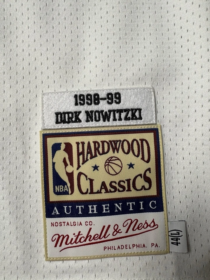 Camiseta MITCHELL & NESS AUTÊNTICA DIRK NOWITZKI L DALLAS MAVERICKS US$ 300 VAREJO - Imagem 4 de 4