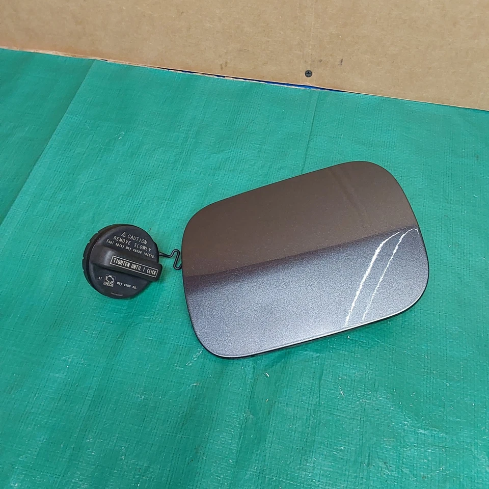 Tapa de puerta gris del tanque de combustible Toyota Corolla 2009-2013 OEM 77350-02070 Foto 2 de 4