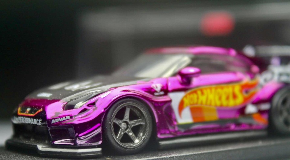 Hot Wheels Nissan GTR R35 Pink Spectraflame CUSTOM With Display Case