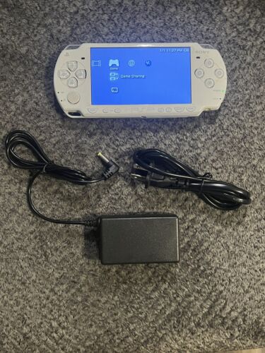 Sony PSP 2001 Darth Vader Star Wars White Console - Charger Missing Batt. Cover - Foto 1 di 6