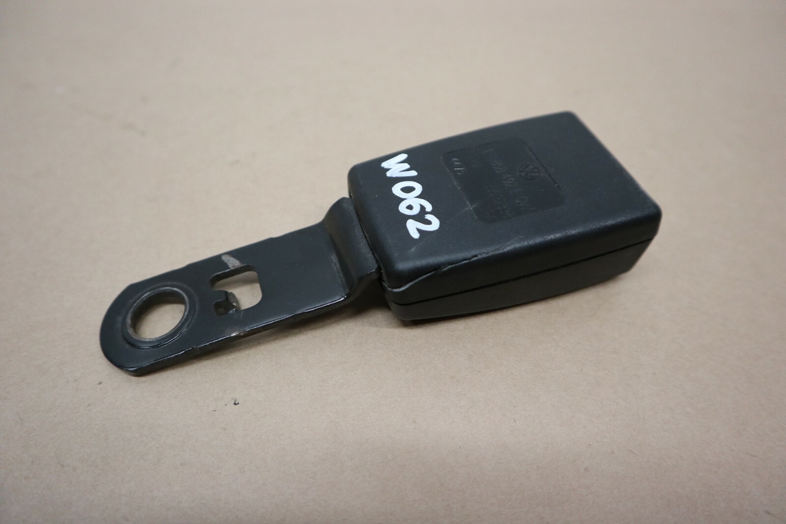 VW Touran 0306 Drivers Outer Seat Belt Latch Buckle (3rd Row) Part