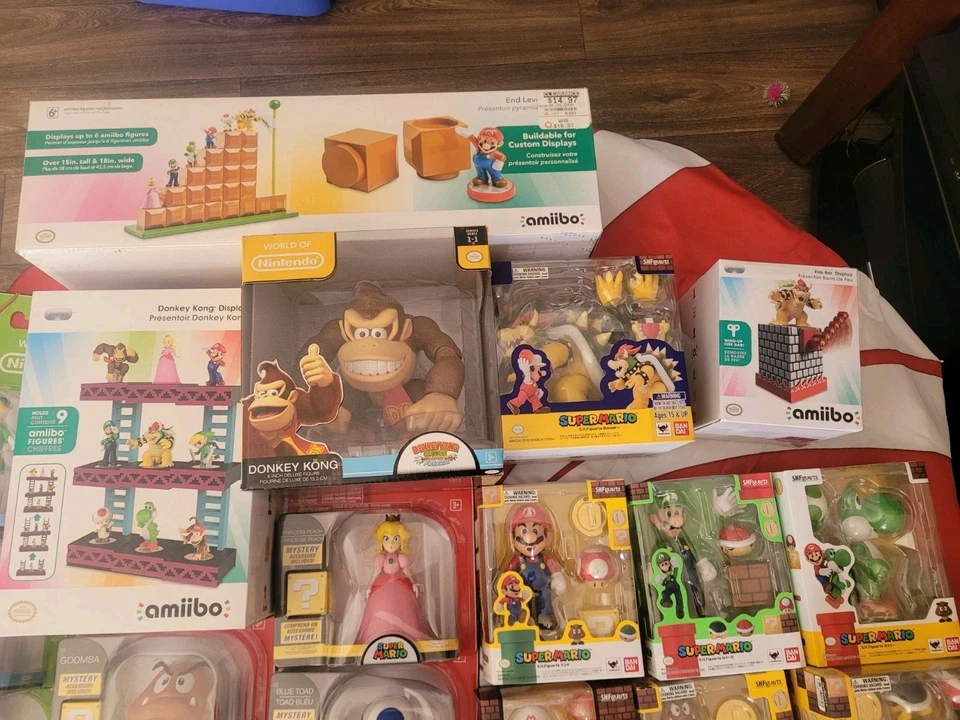 Super Mario S.H. Figuarts Action Figure with Amiibo Displays Lot Plus Extras !!! - Image 2 of 4