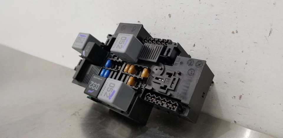 CAJA DE FUSIBLES MOTOR MERCEDES BENZ C63S AMG W205 17 2229063202 Foto 3 de 4