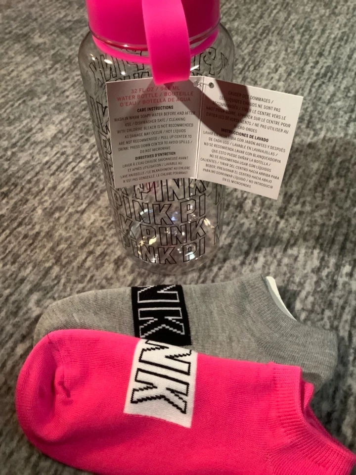 Victoria’s Secret Botella de Agua Rosa 32 fl oz + Calcetines (2) Set de Regalo Rosa Negro Nuevo con Etiquetas Foto 3 de 4