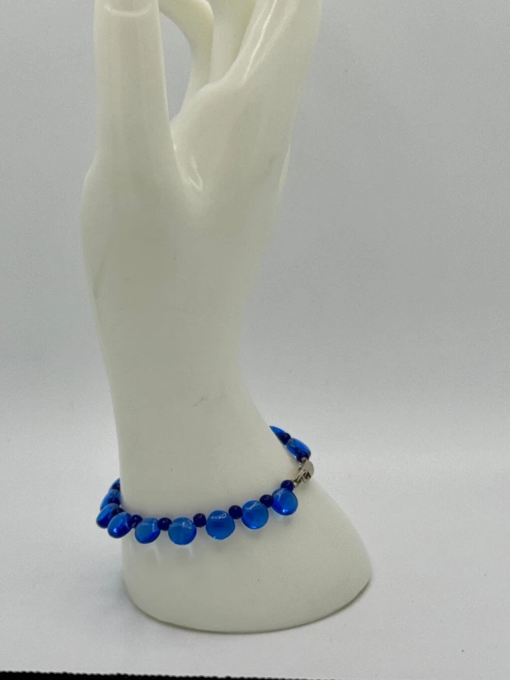 Pulsera de ley con cuentas de vidrio azul cobalto de 6,75" Foto 2 de 4