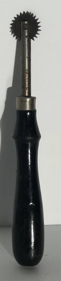 Rueda de calco vintage con mango de madera y perforador de cuero Foto 3 de 4