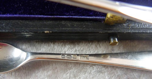 FABULOUS ANTIQUE HALLMARKED STERLING SILVER BOXED TEA SPOONS & SUGAR NIPS 1912 - Picture 7 of 10
