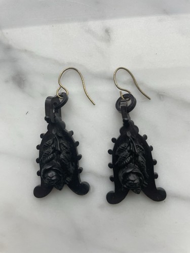 VICTORIAN ANTIQUE WHITBY JET LONG DANGLING