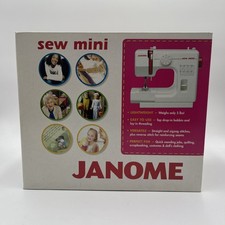 Mini máquina de coser Janome Sew compacta portátil blanca y roja nueva en caja nueva sellada