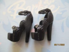 BARBIE DOLL / PAIR OF SHOES: BOOTS, PUMPS ....... (936)