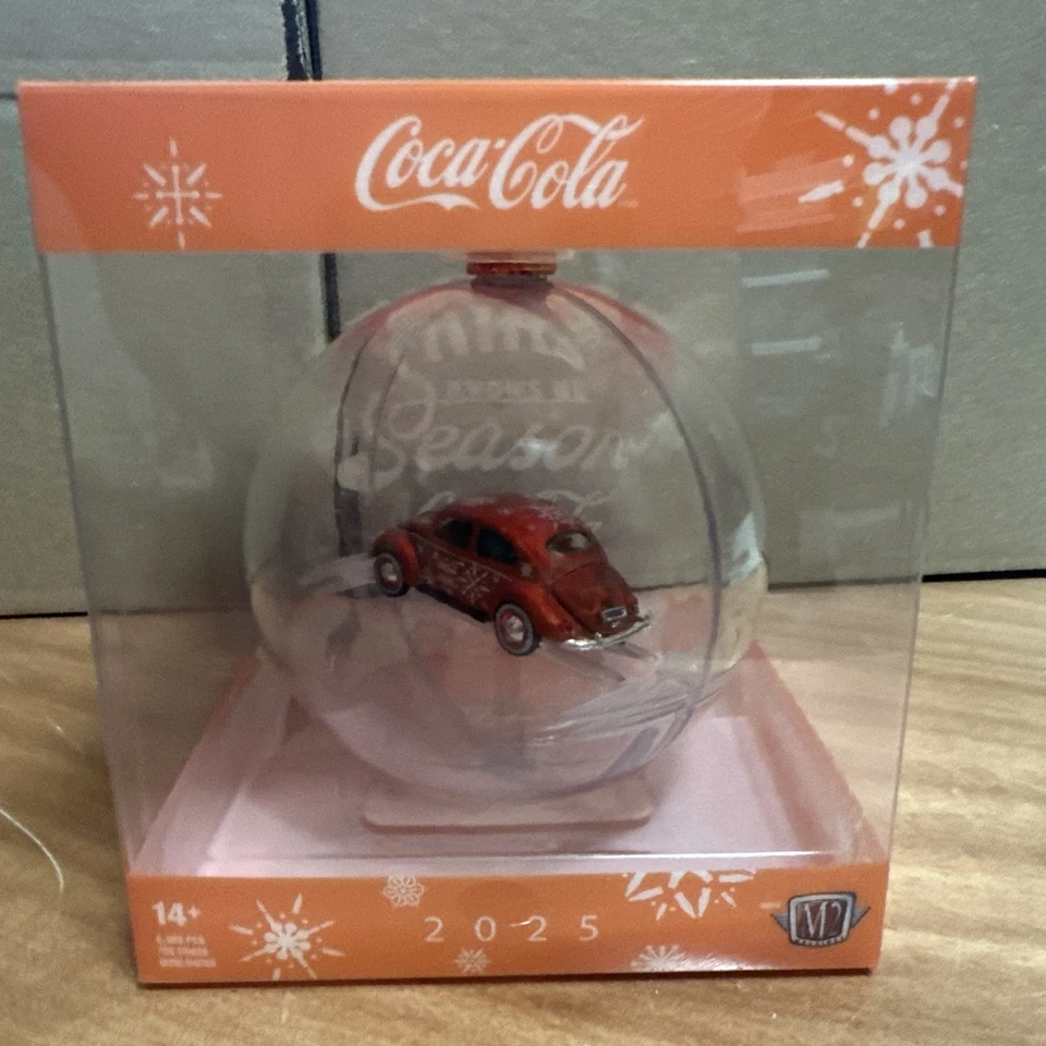 2025 M2 Machines Christmas Ornament - Coca-Cola 1953 Volkswagen Beetle - Image 2 of 4
