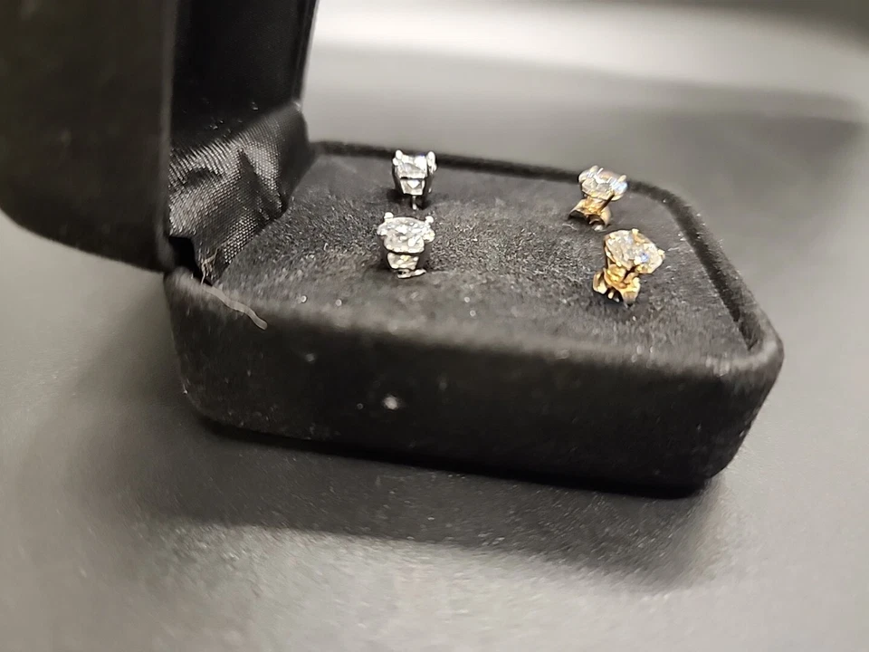 Aretes redondos Epihany Diamonique de 4 mm, 2 juegos, en 10K y 925 Foto 2 de 4