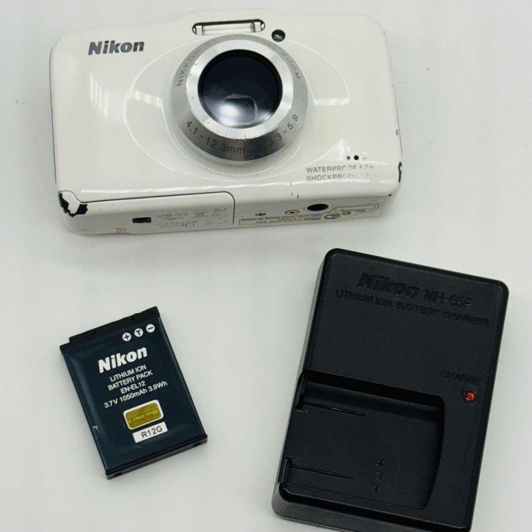 【動作確認済】Nikon COOLPIX S31 ホワイト（バッテリー充電器付） Nikon COOLPIX S31 White Waterproof Digital Camera Tested 10MP