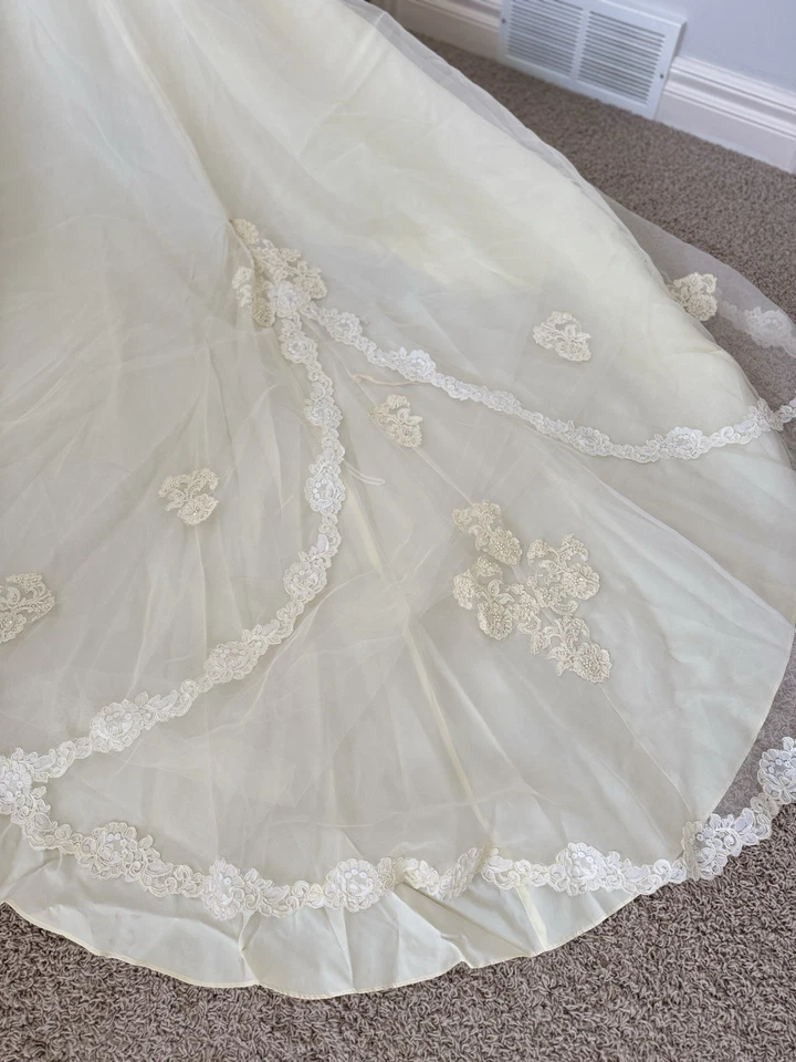 Vintage 1980s Satin & Lace Wedding Dress with Long Train and Bow Back - Image 4 of 4