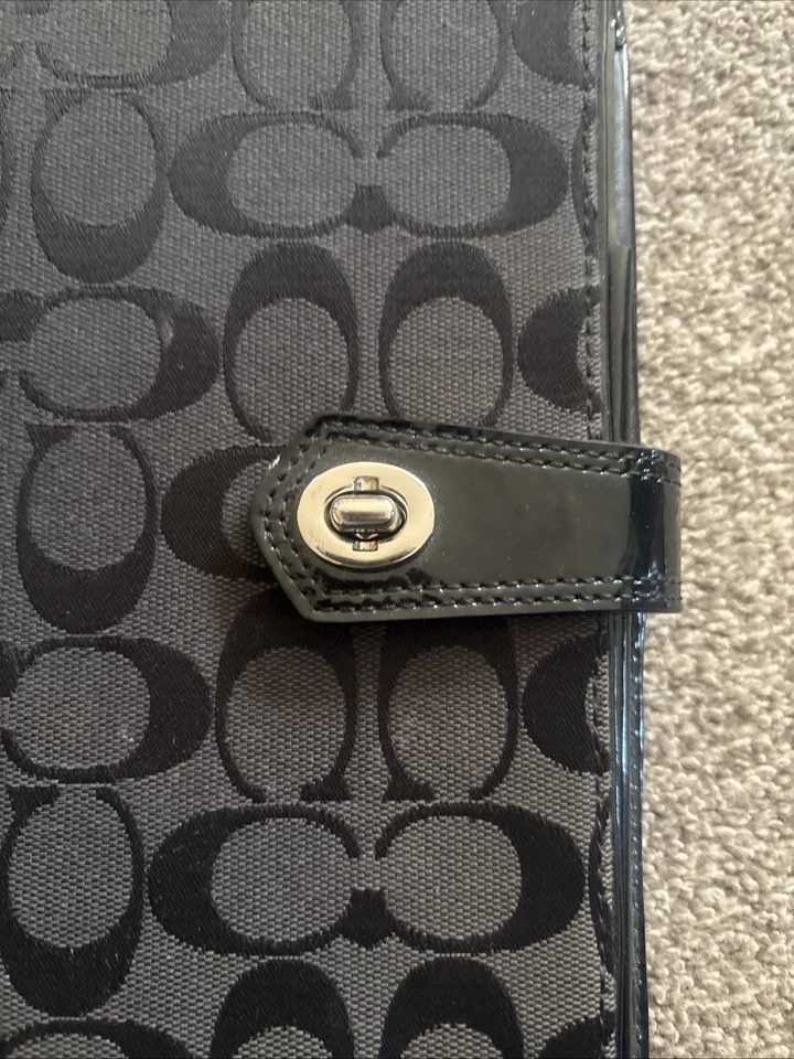 Soporte Coach Tablet EReader Signature Lona Cuero Foto 4 de 4