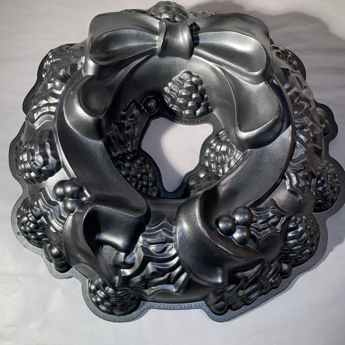 Nordic Ware Holiday Wreath Cake Pan Ribbon Bundt Cast Excellent