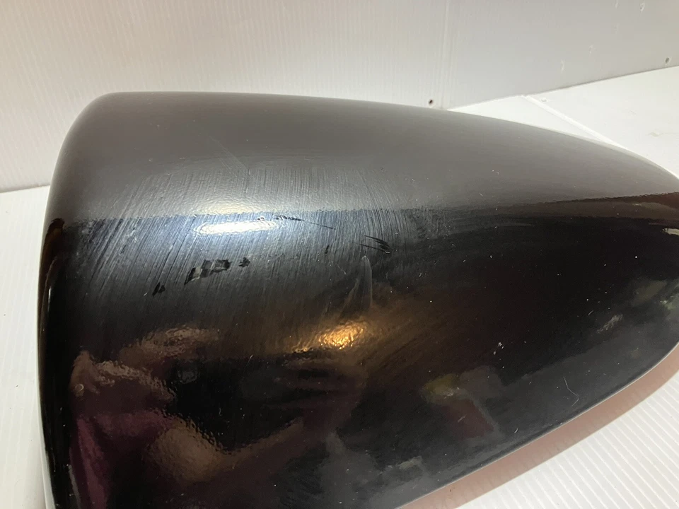 Капот заднего сиденья/крышка багажника 1997 Suzuki GSXR 750 (оригинальный производитель) - Изображение 3 из 4