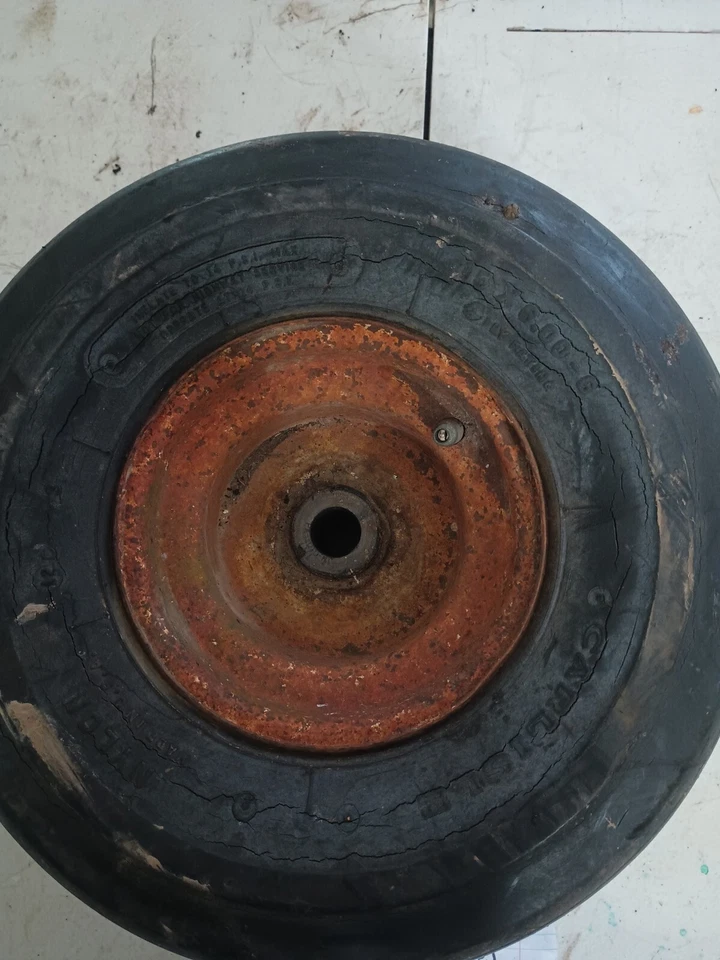 Llanta delantera Noma LT1443 42" 14HP con neumático #1 Foto 2 de 4