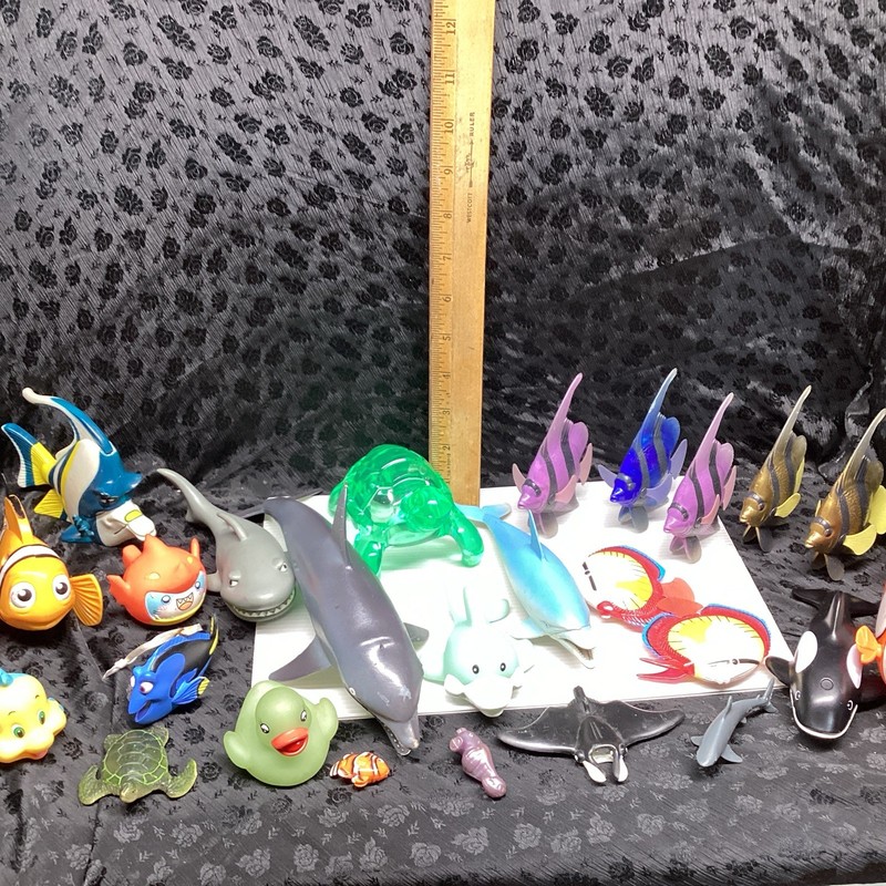 Lot Of Saltwater Fish Toys, Various Sizes And Makers ￼