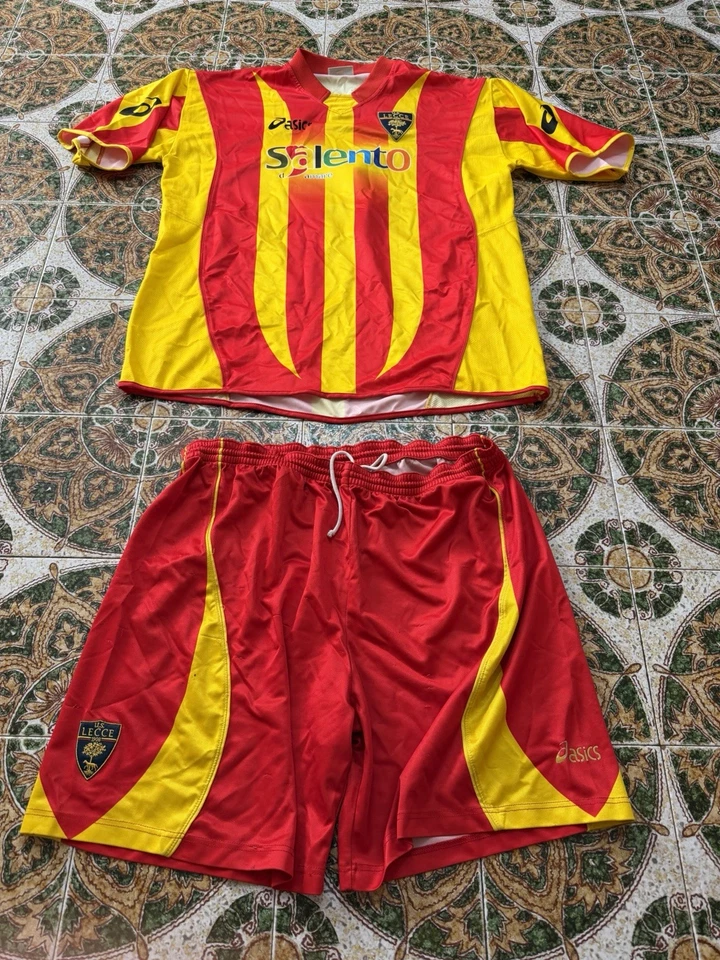 Completino Raro Asics Vintage us lecce 1908 Da Magazzino Vucinic 9 Autografata - Immagine 4 di 4