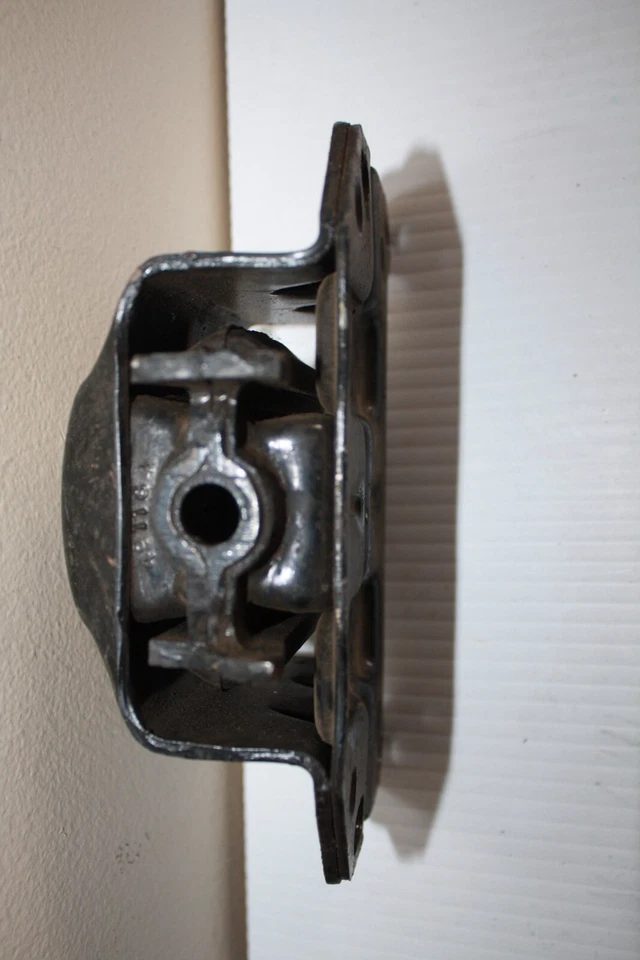 GM 490784 FRONT MOTOR MOUNT NOS 1973-75 PONTIAC CATALINA, BONNEVILLE, GRANDVILLE - Image 2 of 3