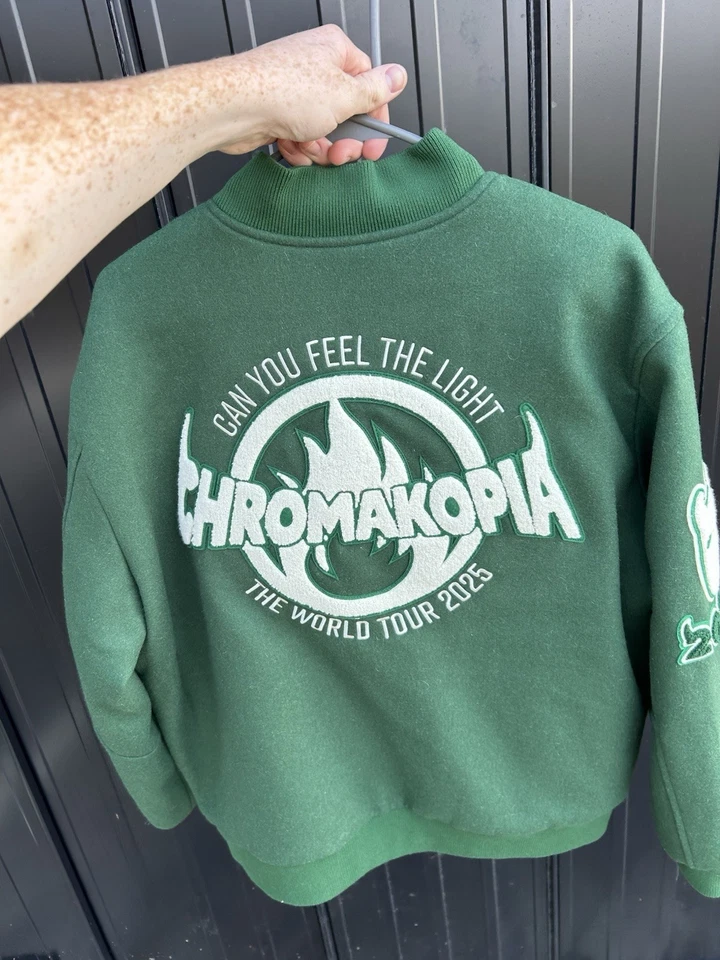 Chaqueta universitaria Chromakopia (con pasadores) Foto 2 de 4