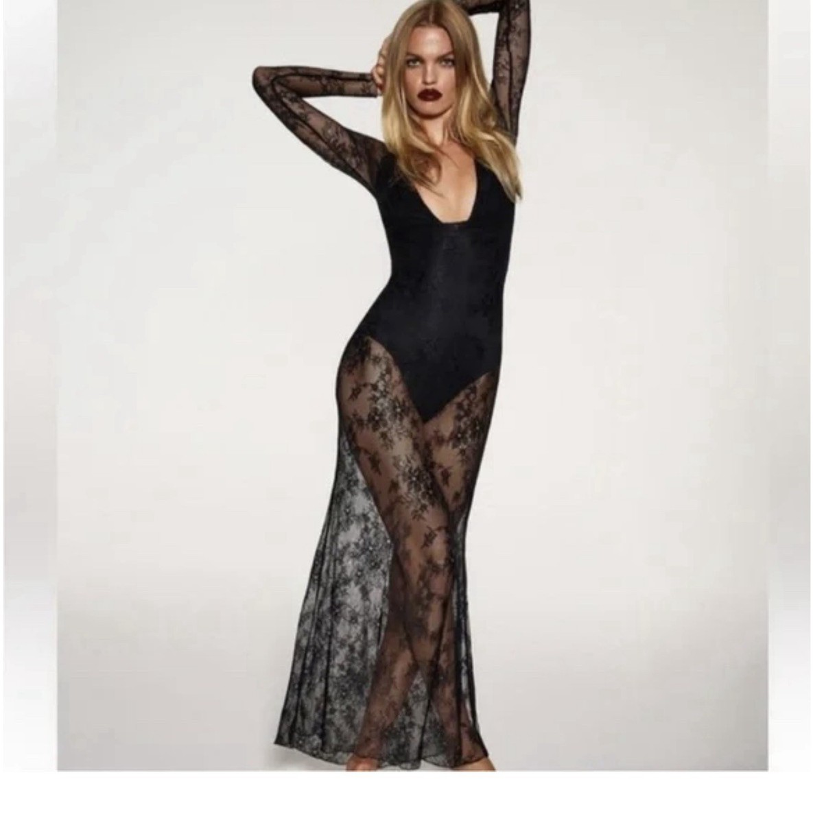 ultra fine lace dress skims Black lace dress Where would you wear this look?! insta: @whatverowears  #fashion