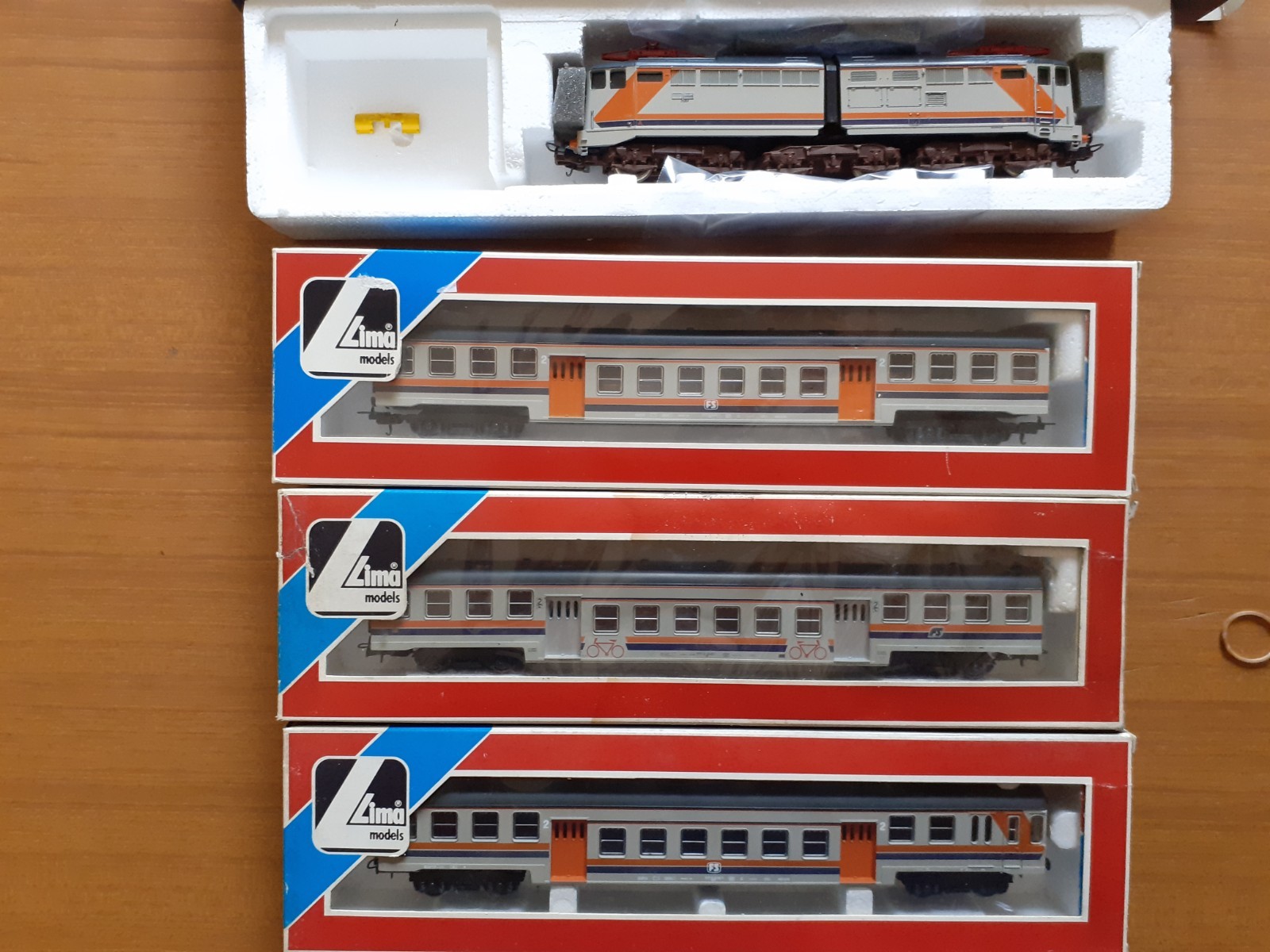 Lima treno navetta con vetture piano ribassato e motrice E 646 livrea medie dist