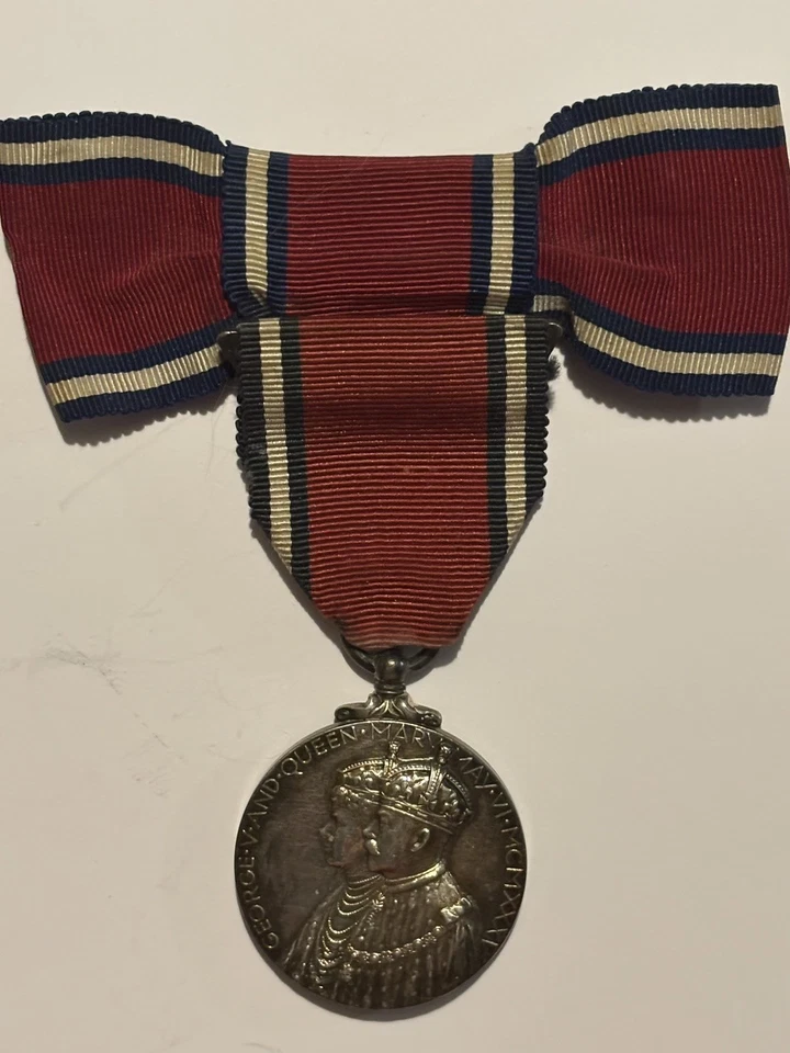 KING GEORGE V AND QUEEN MARY 1910-1935 .925 SILVER JUBILEE MEDAL - Genuine - Image 3 of 4