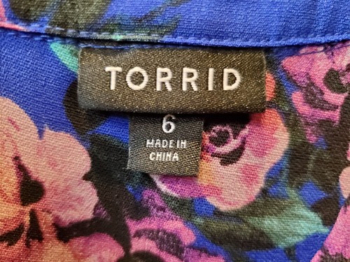 TORRID SIZE 6 WOMENS GEORGETTE BLUE FLORAL LAVENDER TOP BLOUSE