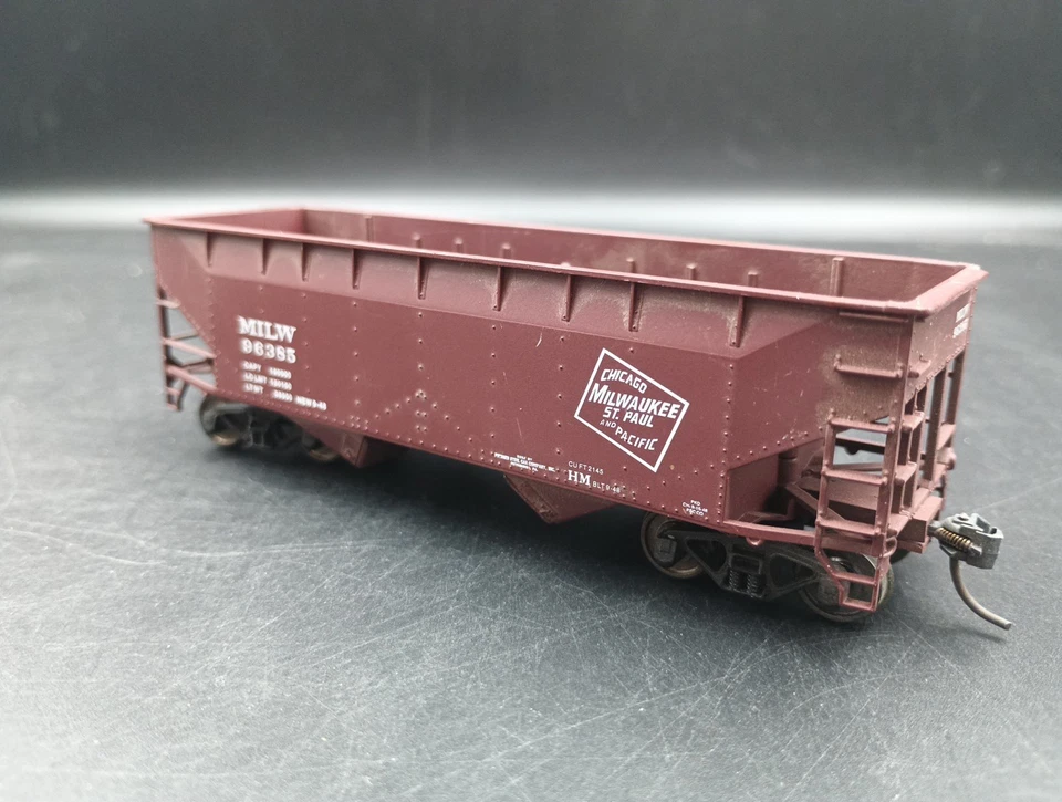 HO Atlas 1866 2 Bay Offset Side Hopper Milwaukee Road #96385 Kadees HO2648 TW - Image 3 of 4