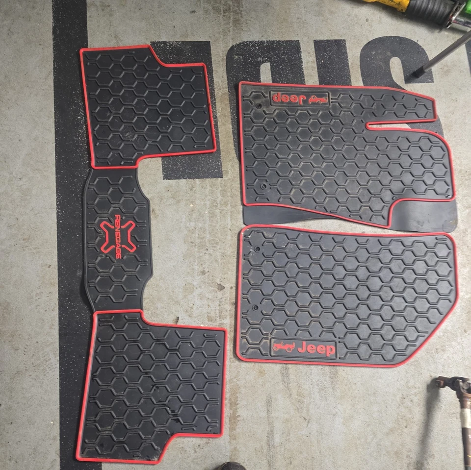 Juego de alfombrillas de goma JEEP usadas de 3 piezas bonitas con tubería roja  Foto 4 de 4
