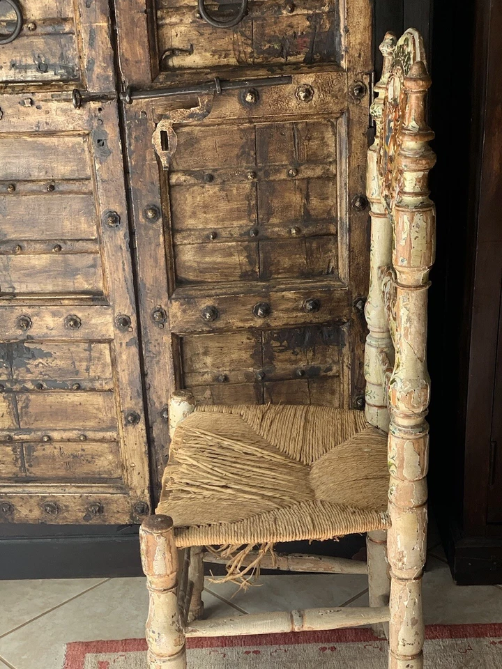 Antiguo siglo XVII. Silla Colonial Española de Madera con Cresta Regalia Dos Leones Reales Foto 4 de 4