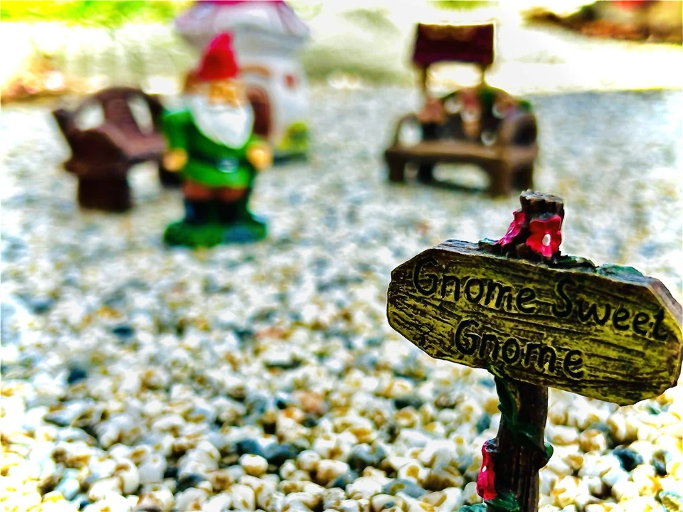 Juego de jardín Gnomo viene con casa, letrero, bancos, gnomo. ver fotos. Foto 4 de 4