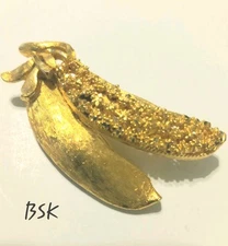 Vtg Peas Brooch Gold Tone Pea Pod Vegetable Pin Chef Gardener Farmer BSK Signed