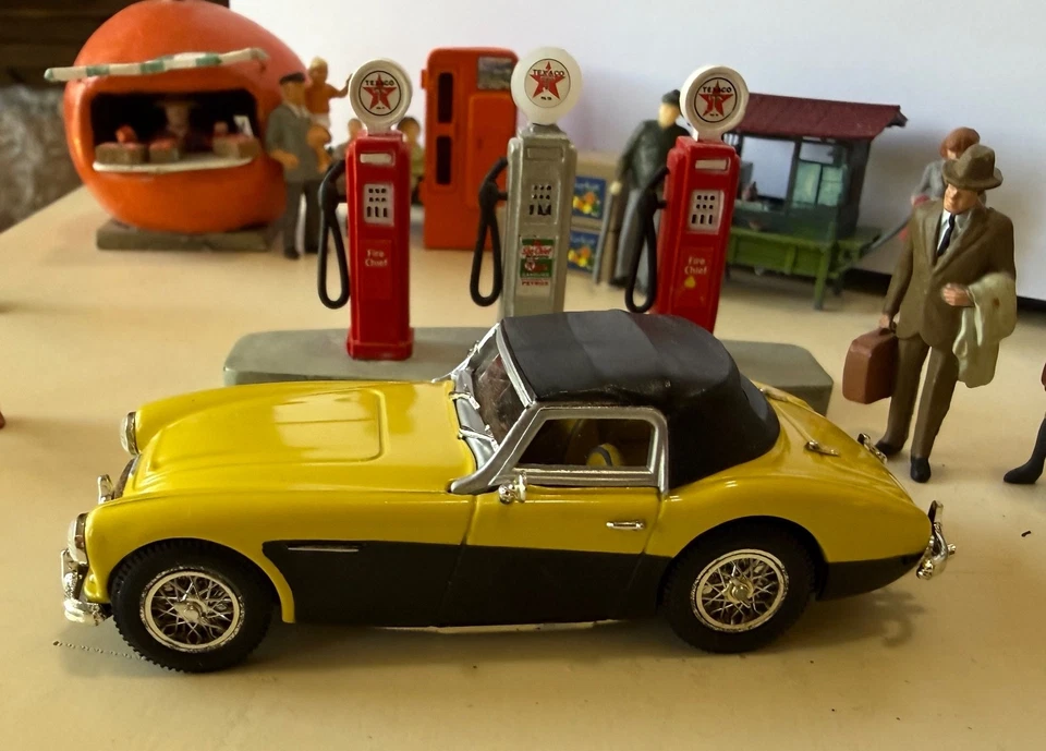 Corgi Classics 02401 Austin Healey Soft Top 2 Tone Yellow over Black C9.9 - Image 3 of 4